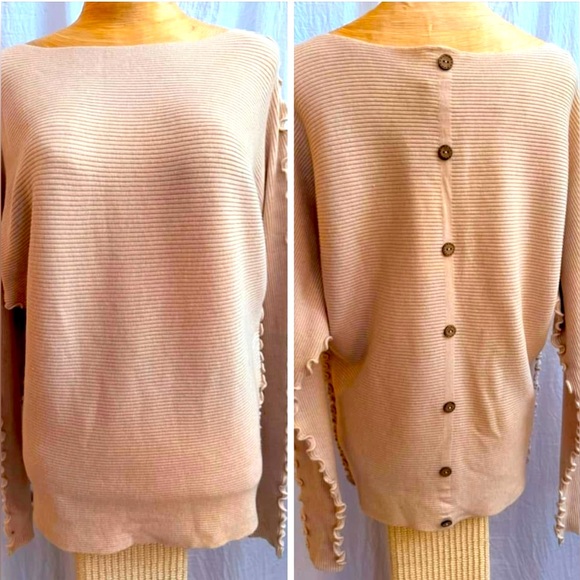 Allie Rose Tops - 🔴 Allie Rose peach ribbed buttons in the back top